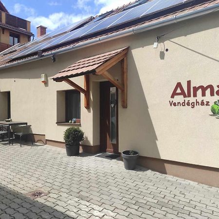 Hotel Alma Vendégház Veszprém Esterno foto
