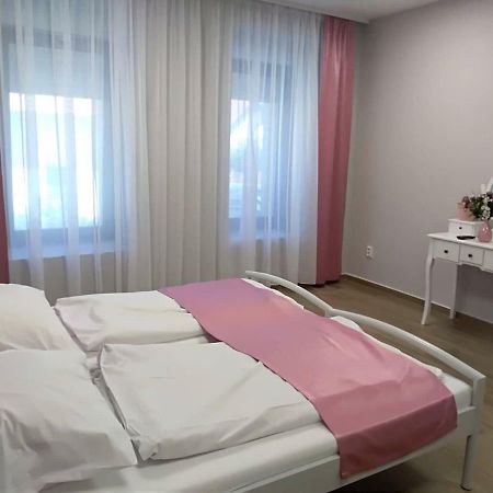 Hotel Alma Vendégház Veszprém Esterno foto