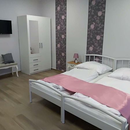 Hotel Alma Vendégház Veszprém Esterno foto