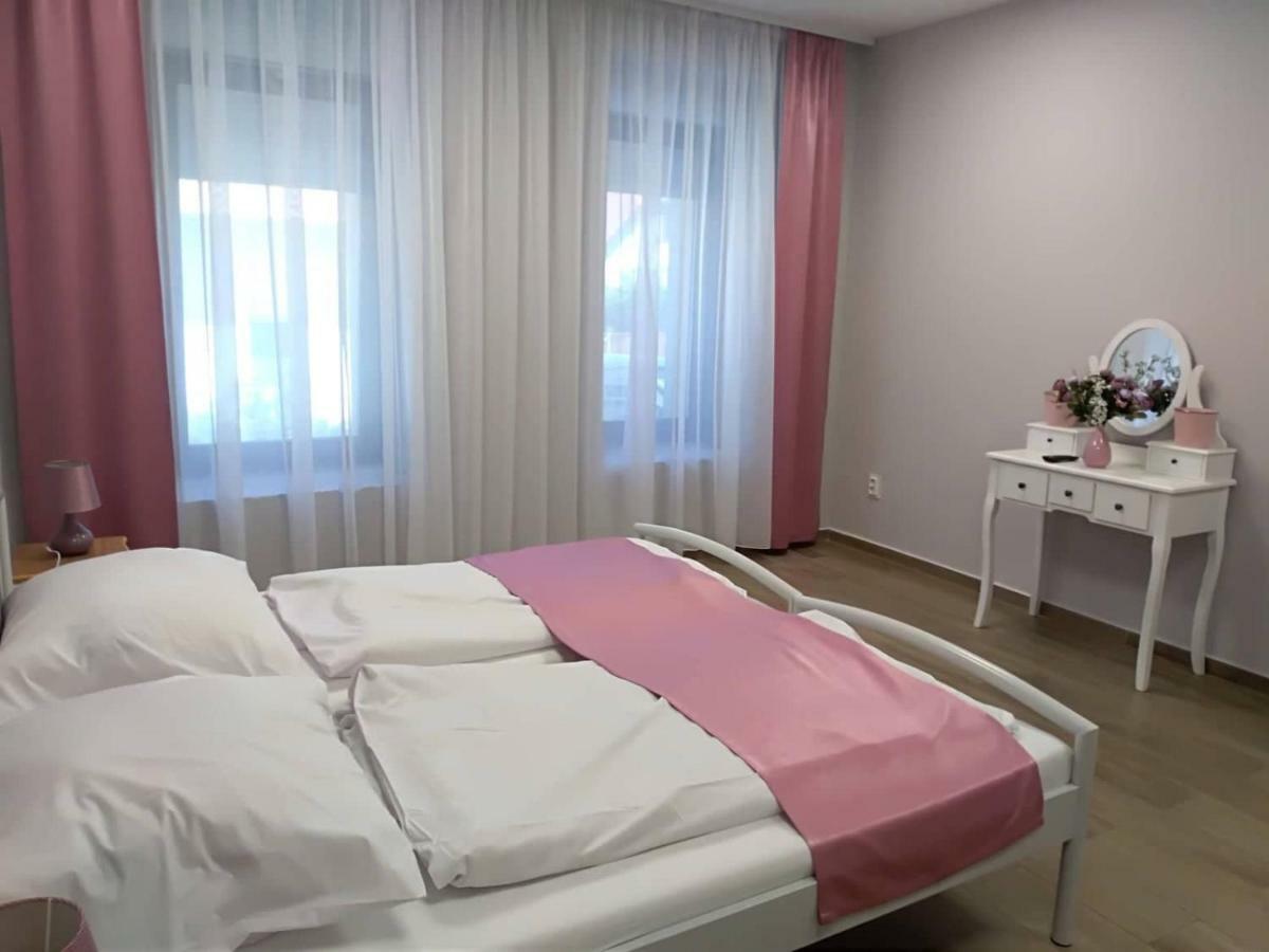 Hotel Alma Vendégház Veszprém Esterno foto
