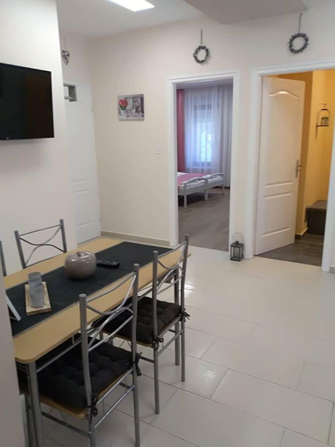 Hotel Alma Vendégház Veszprém Esterno foto