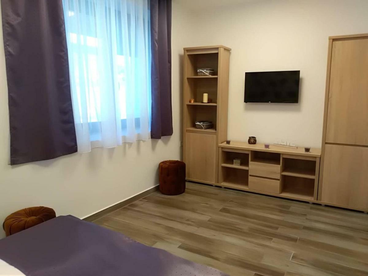 Hotel Alma Vendégház Veszprém Esterno foto